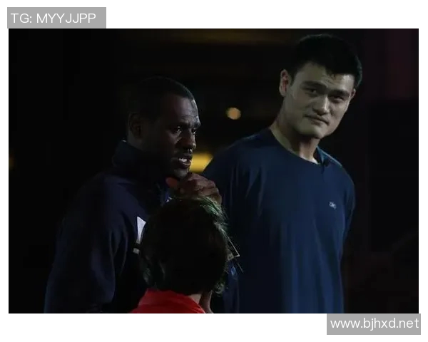 詹姆斯与姚明的友谊瞬间击掌传递篮球精神与跨文化交流