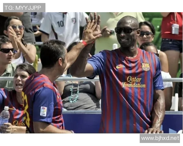 足球明星与科比的精彩瞬间相遇在球场上的震撼画面